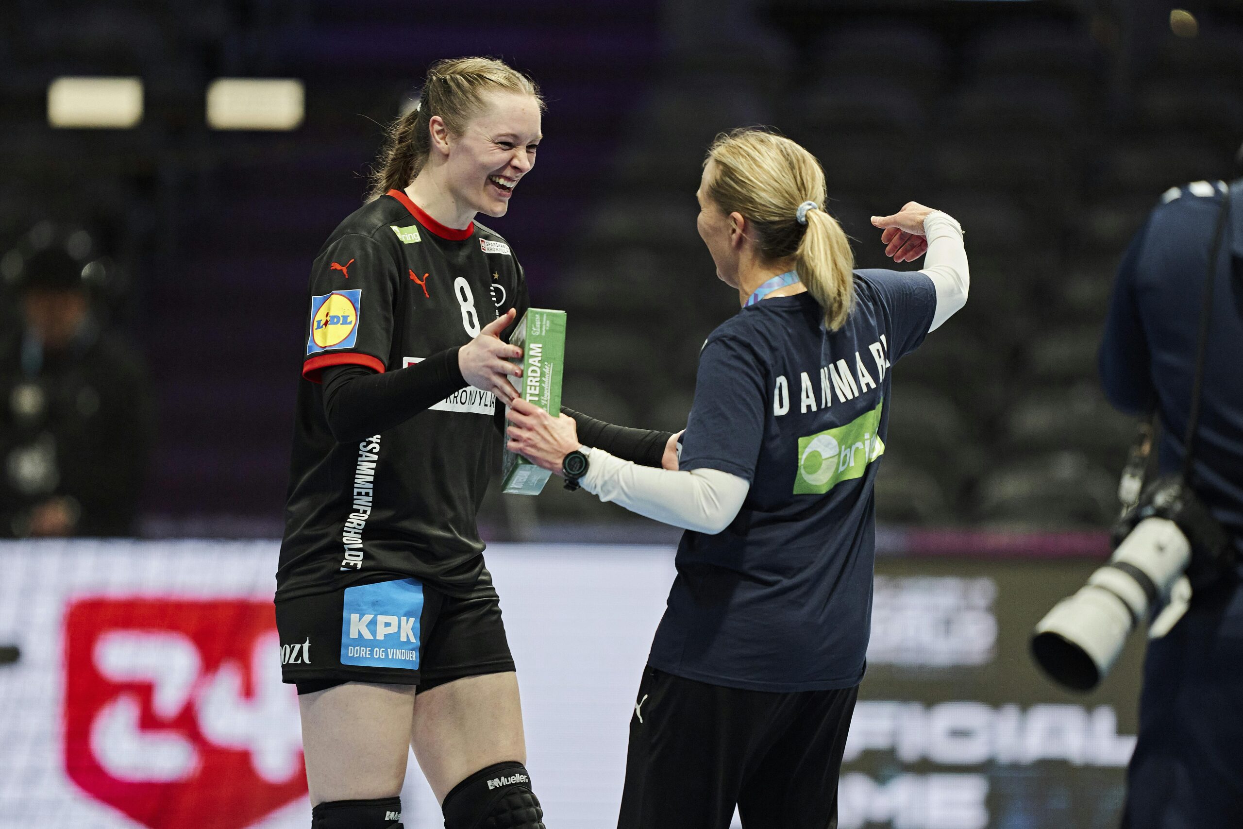 Danmarks cheftræner Helle Thomsen og Anne Mette Hansen efter mellemrundekampen i gruppe 1 ved VM i kvindehåndbold mellem Danmark og Schweiz, i Rotterdam i Holland, fredag den 5. december 2025.. (Foto: Thomas Traasdahl/Ritzau Scanpix)