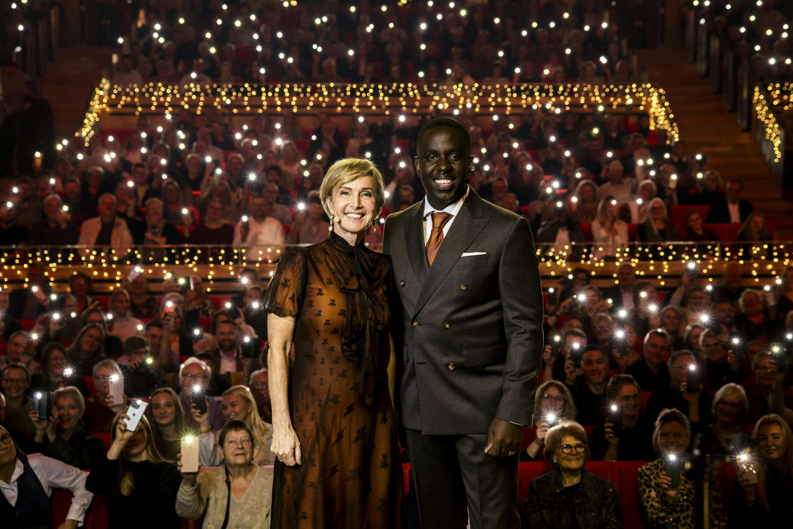 Natasja Crone og Melvin Kakooza er værter på "Alletiders Juleshow 2025".